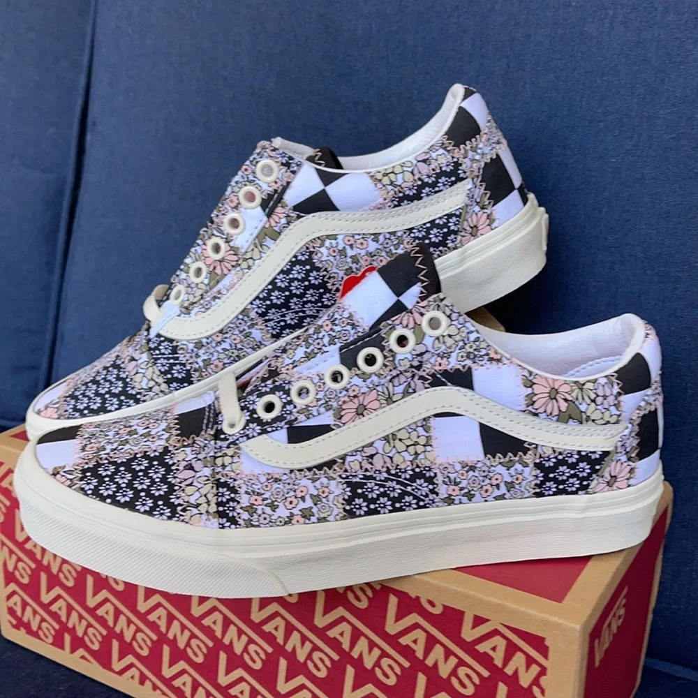 Vans Women’s Old Skool Patchwork Floral Sneakers - Picture 9 of 16